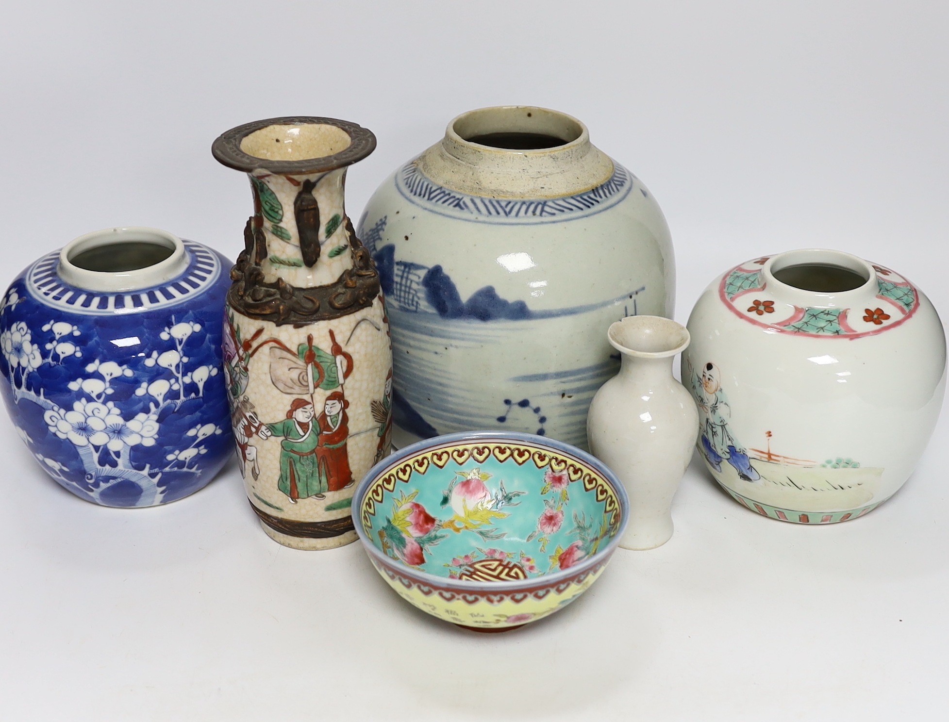 A collection of Chinese ceramics including an early 20th century famille rose crackle glazed vase (6)